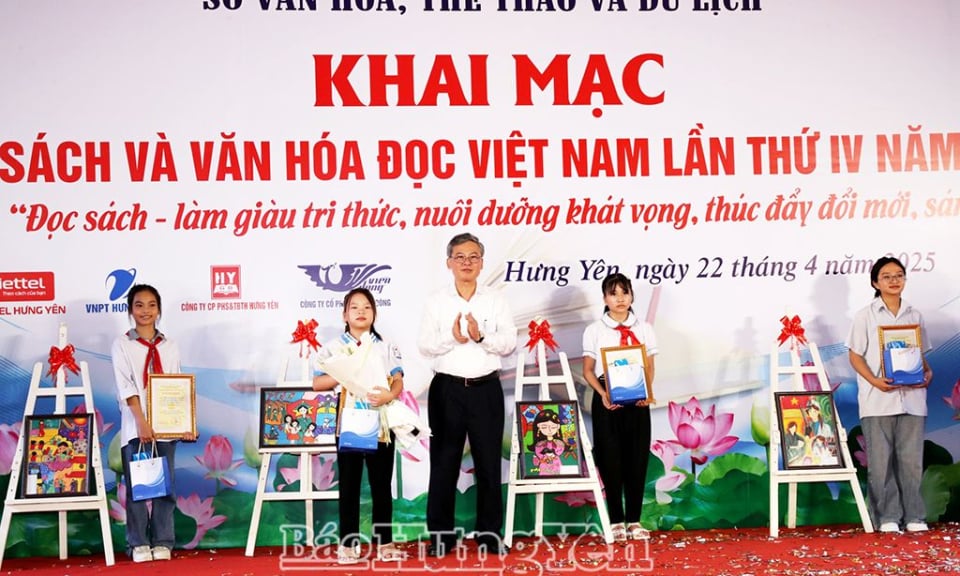 [Ảnh] Thành phố Hồ Chí Minh: Hàng nghìn người xem buổi tổng hợp luyện diễu binh lần thứ hai