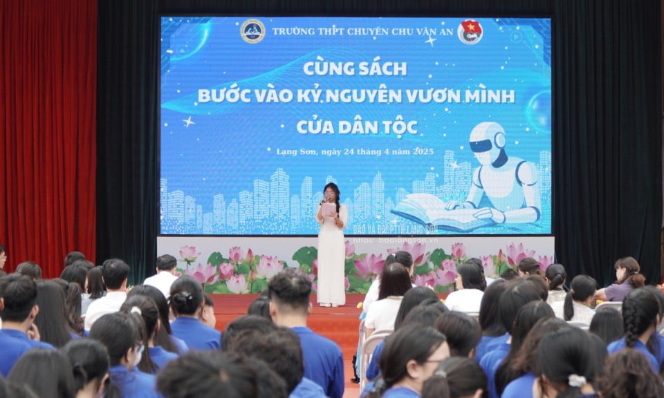 [Ảnh] Nhiều đoàn học sinh thích thú khám phá Triển lãm tương tác tại Báo Nhân Dân
