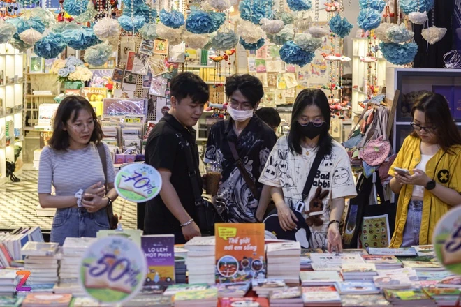 Người dân TP.HCM đổ ra đường trải nghiệm sách nói Người dân TP.HCM đổ ra đường trải nghiệm sách nói