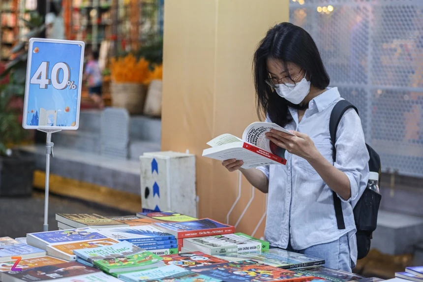Người dân TP.HCM đổ ra đường trải nghiệm sách nói Người dân TP.HCM đổ ra đường trải nghiệm sách nói