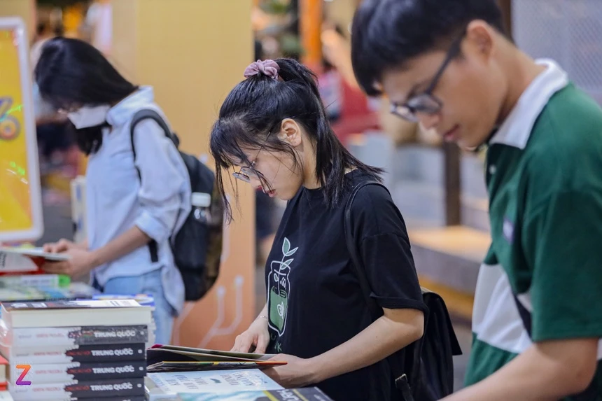 Người dân TP.HCM đổ ra đường trải nghiệm sách nói Người dân TP.HCM đổ ra đường trải nghiệm sách nói