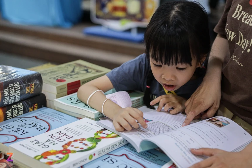 Người dân TP.HCM đổ ra đường trải nghiệm sách nói Người dân TP.HCM đổ ra đường trải nghiệm sách nói
