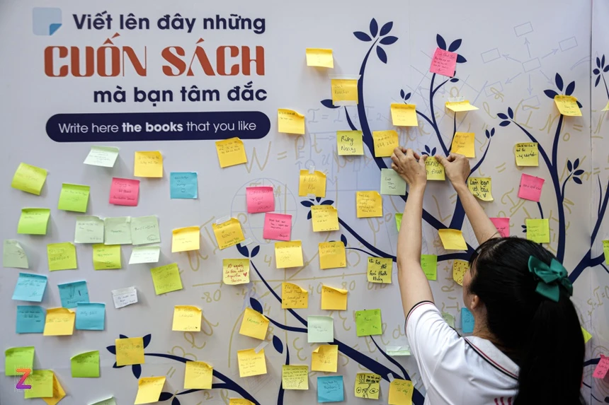 Người dân TP.HCM đổ ra đường trải nghiệm sách nói Người dân TP.HCM đổ ra đường trải nghiệm sách nói