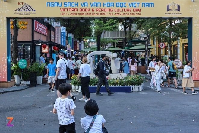 Người dân TP.HCM đổ ra đường trải nghiệm sách nói Người dân TP.HCM đổ ra đường trải nghiệm sách nói