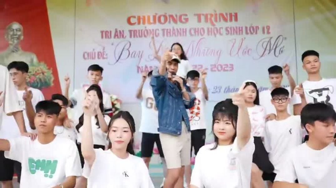 Thầy hiệu phó hát rap, nhảy sôi động cùng học trò - VnExpress