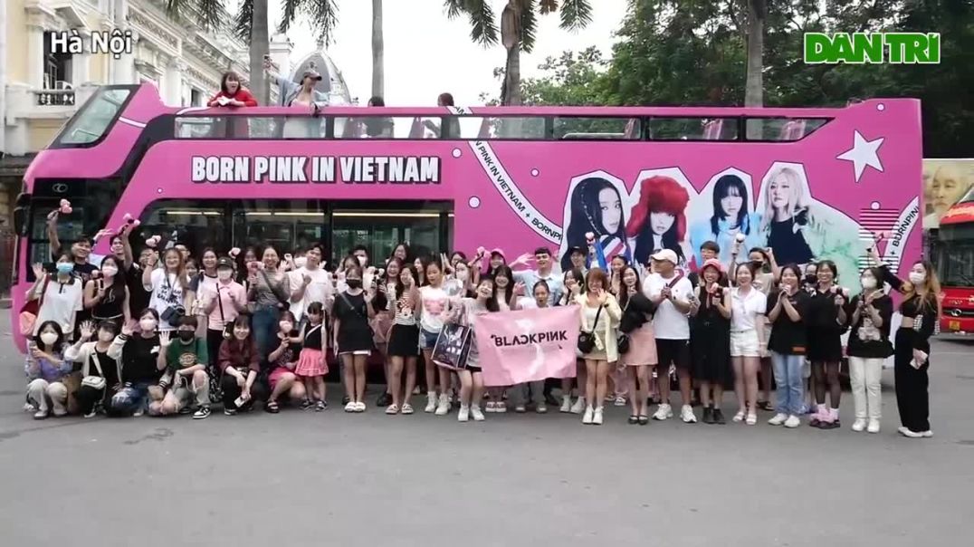 Hàng trăm fan diễu hành trên xe bus 2 tầng chào đón Blackpink (Video- Toàn Vũ)