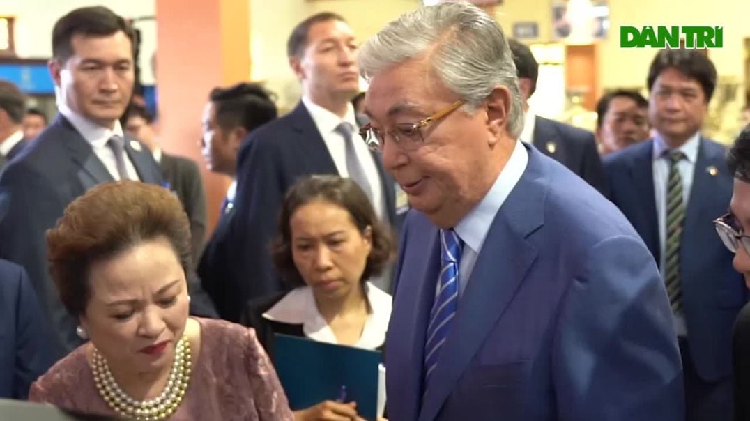 Chủ tịch nước Võ Văn Thưởng và Tổng thống Kazakhstan cùng làm gốm tại làng Chu Đậu (Video- Minh Quan