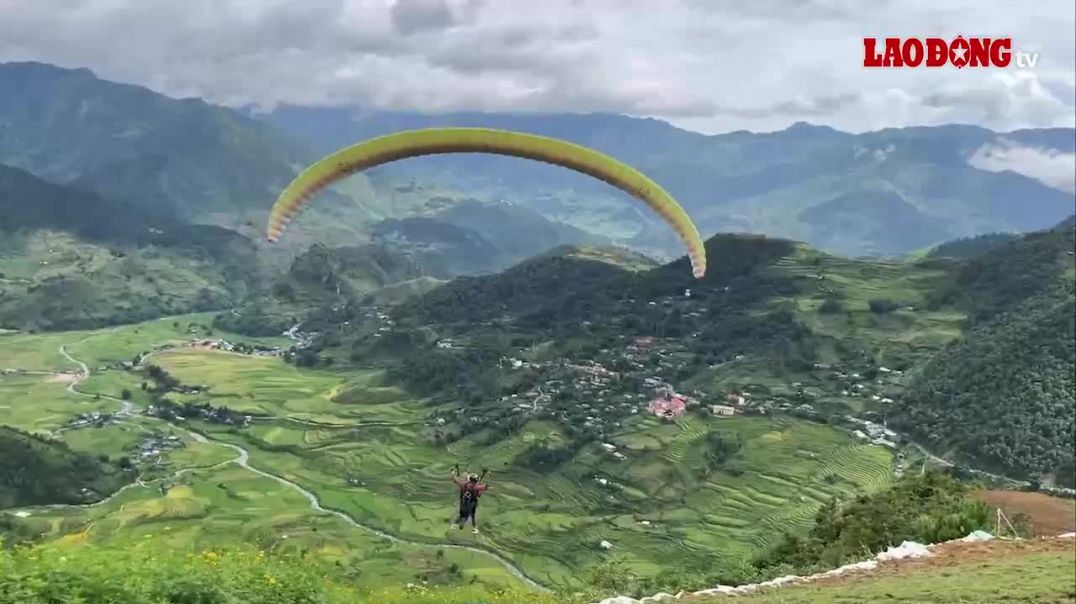 Trải nghiệm bay dù lượn ngắm mùa lúa chín ở Mù Cang Chải