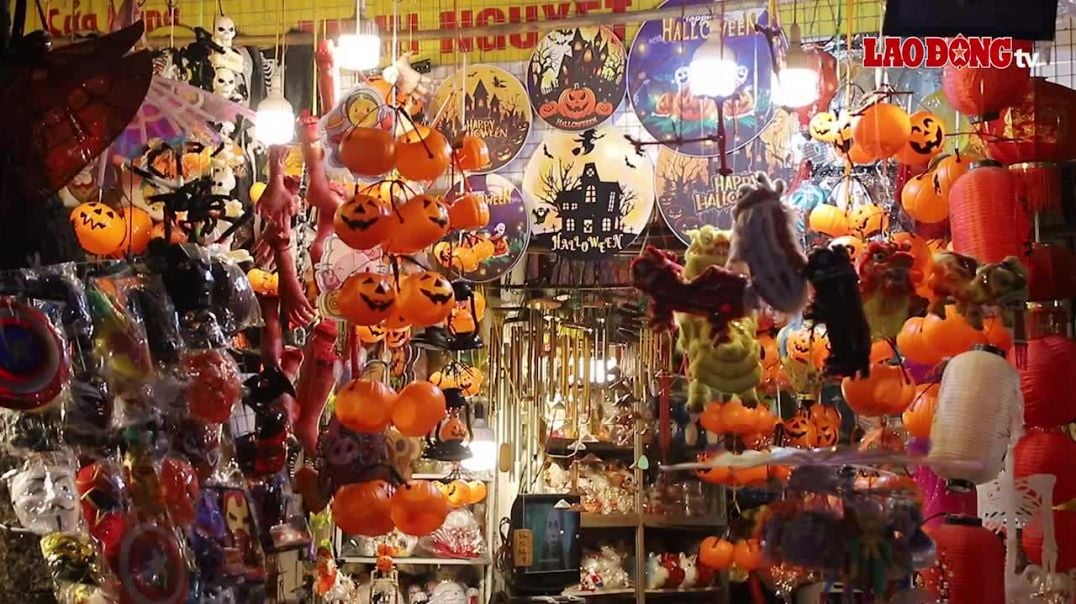 Phố Hàng Mã "thay áo" chuẩn bị đón Halloween