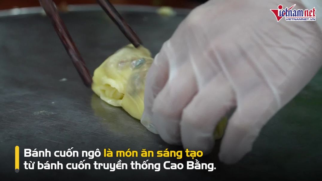 Bánh cuốn ngô vàng tươi bắt mắt, chan nước canh nóng hổi của Cao Bằng