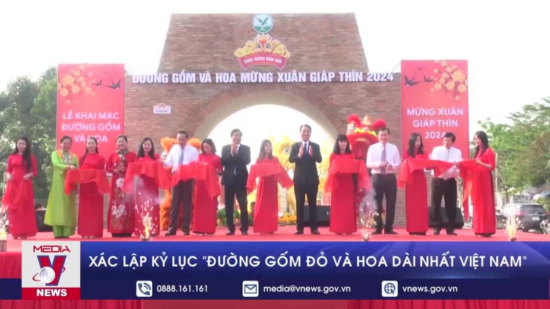 Xác lập kỷ lục 'Đường gốm đỏ và hoa dài nhất Việt Nam'