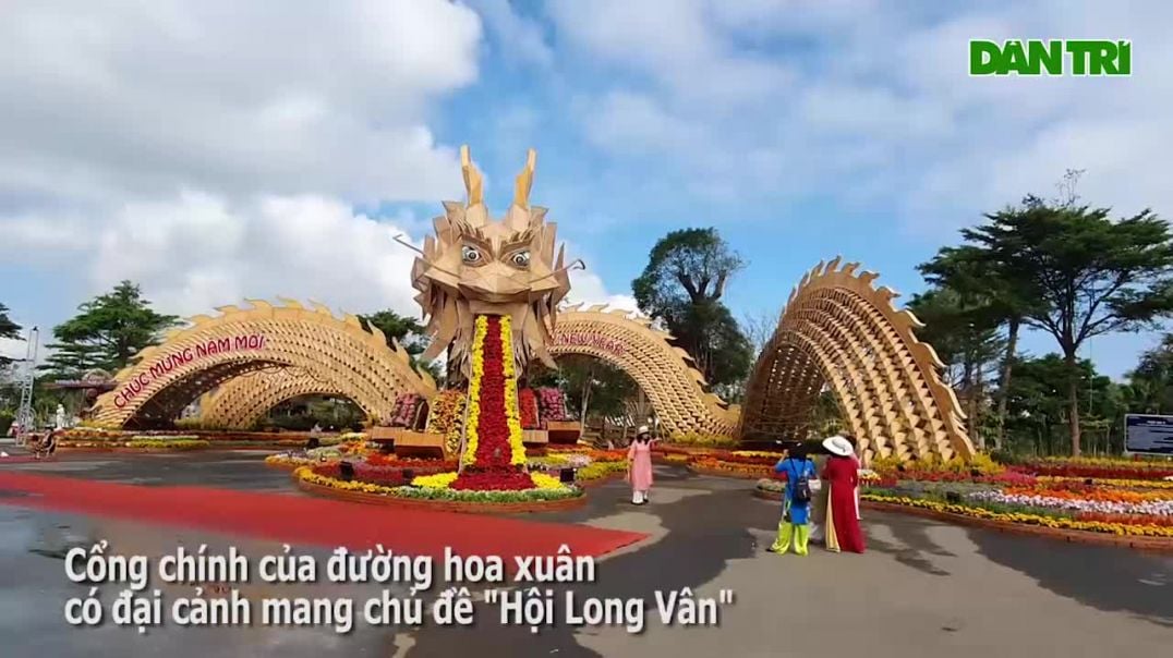 Cận cảnh 'rồng khổng lồ nhả ngọc' trong công viên ở Phú Yên