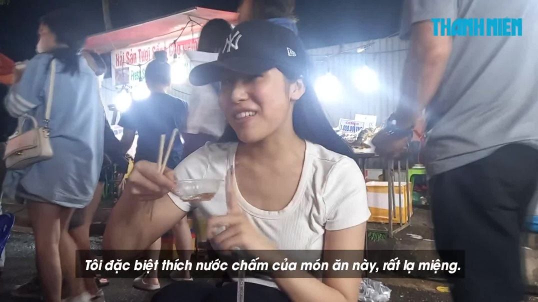 ⁣Khách Tây khen hết lời khi lần đầu ăn gỏi cuốn, bánh xèo ở chợ đêm Sơn Trà