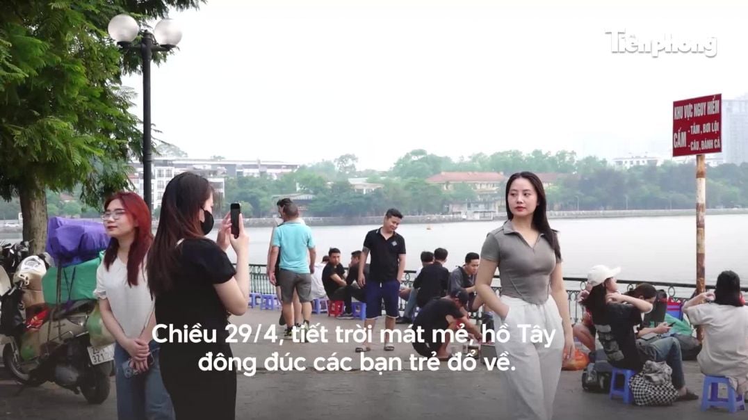 Chiều bớt nóng, giới trẻ ra hồ Tây ngắm hoàng hôn