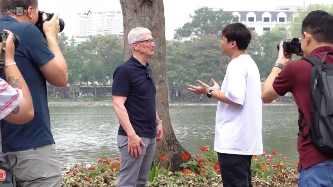 Tim Cook đi dạo bên hồ Hoàn Kiếm