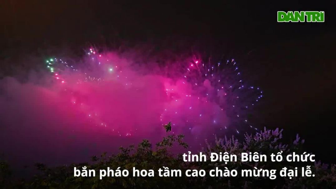 ⁣Màn pháo hoa kéo dài 15 phút rực sáng bầu trời TP Điện Biên Phủ (Video- Minh Quang)