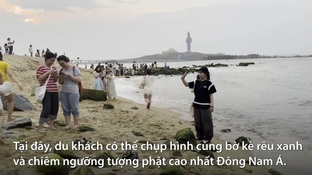 ⁣Kè chắn sóng cuối sông Trà Khúc đông khách tham quan