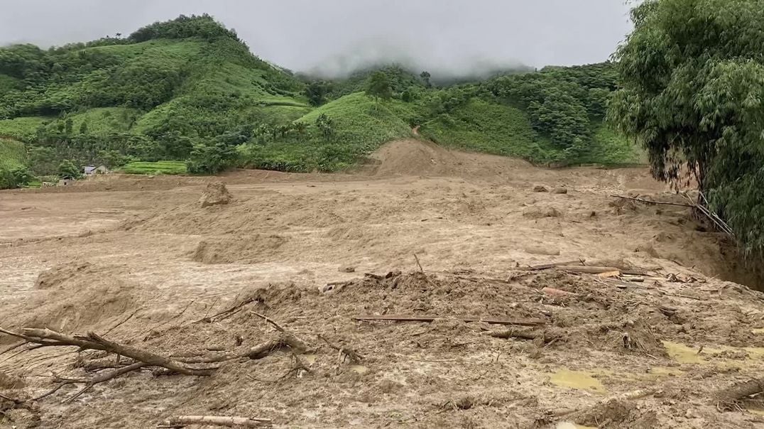 ⁣Lũ quét kinh hoàng- Vùi lấp toàn bộ thôn Làng Nủ ở Lào Cai, còn khoảng 70 người 