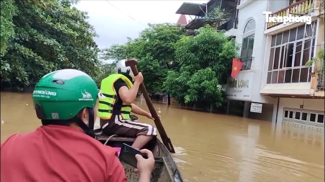 ⁣Đường phố, nhà cửa ngập sâu trong nước ở Yên Bái