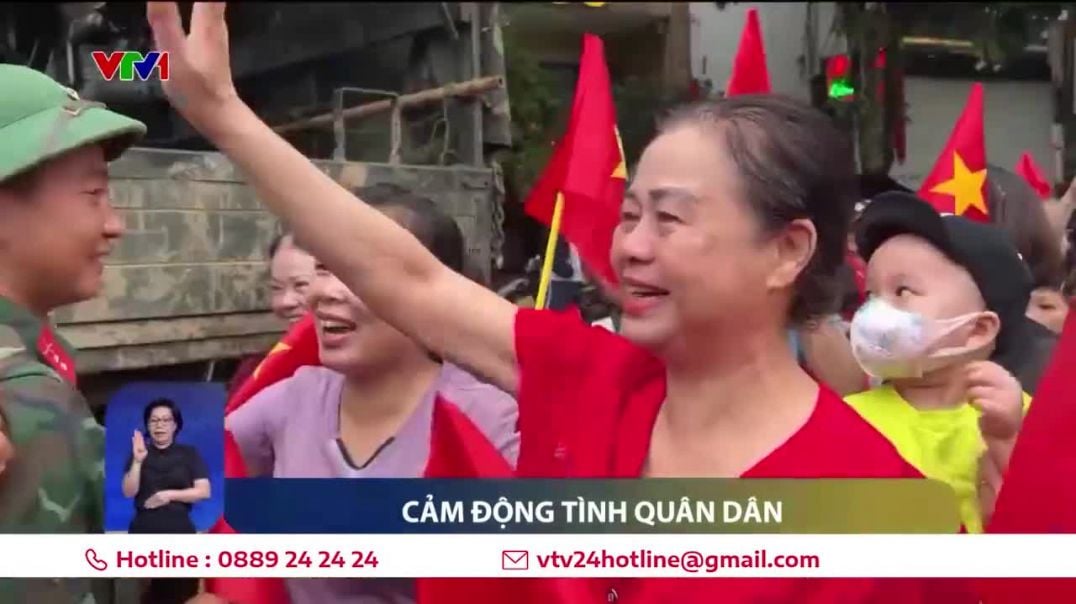 Xúc động tình cảm người dân vùng lũ Yên Bái dành cho bộ đội ngày chia tay