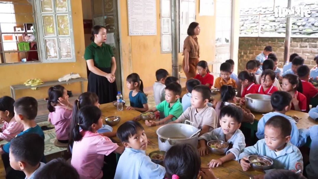 Học sinh Làng Nủ ở bán trú ăn ngon lành sau những ngày mưa lũ, thiếu thực phẩm