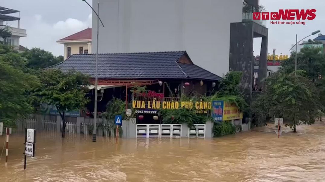 ⁣Dùng ròng rọc tiếp tế đồ ăn miễn phí cho người dân mắc kẹt trong cơn lũ lịch 