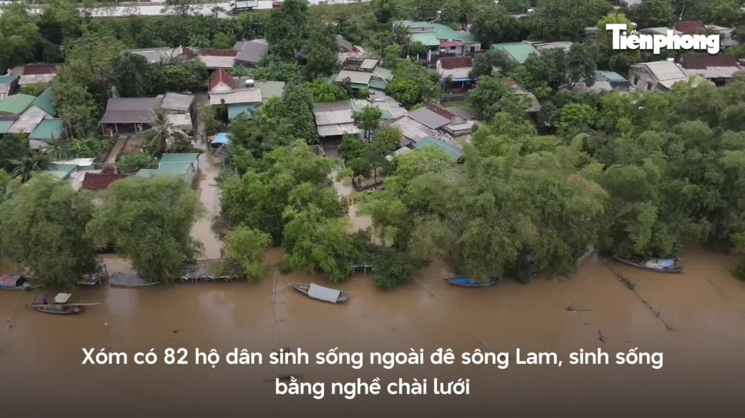 ⁣Cư dân xóm chài ven sông chật vật trong ngập lụt dài ngày