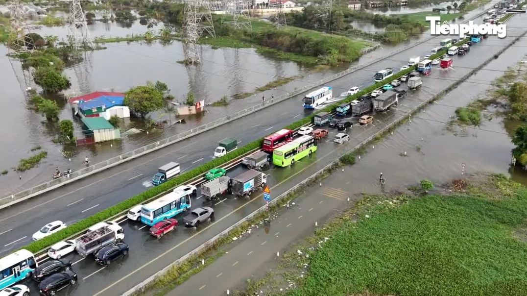 Ô tô tắc hơn 5km trên cao tốc Pháp Vân - Cầu Giẽ do ngập úng