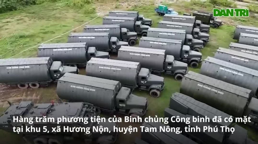 Hàng trăm phương tiện của Binh chủng Công binh chuẩn bị lắp cầu phao Phong Châu (Phú Thọ)