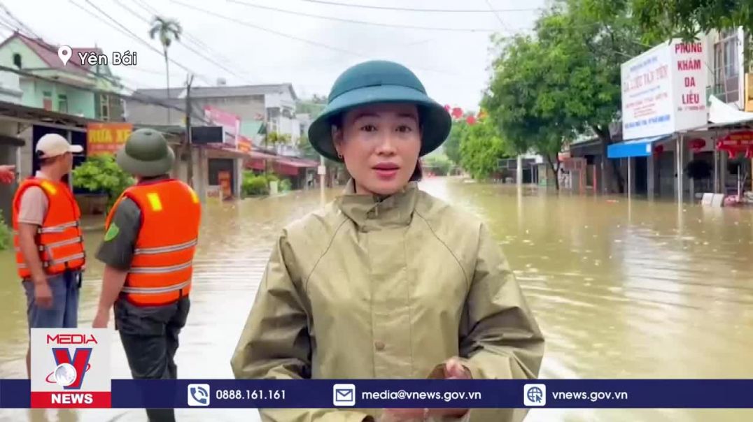 Văn Yên nhanh chóng di dời, cứu hộ nhà dân bị ngập trong nước lũ