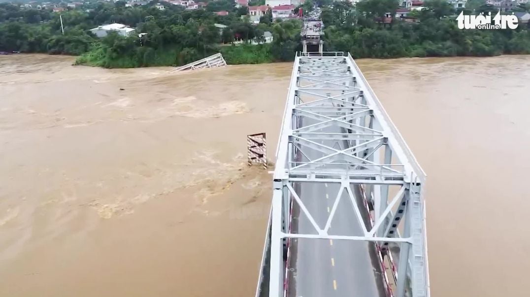 ⁣5 ô tô rơi xuống sông, 10 người mất tích trong vụ sập cầu Phong Châu ở Phú Thọ