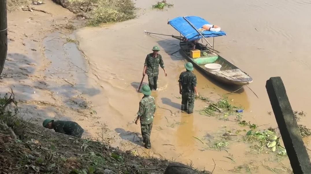 Công an, quân đội tìm kiếm nạn nhân mất tích vụ sập cầu Phong Châu