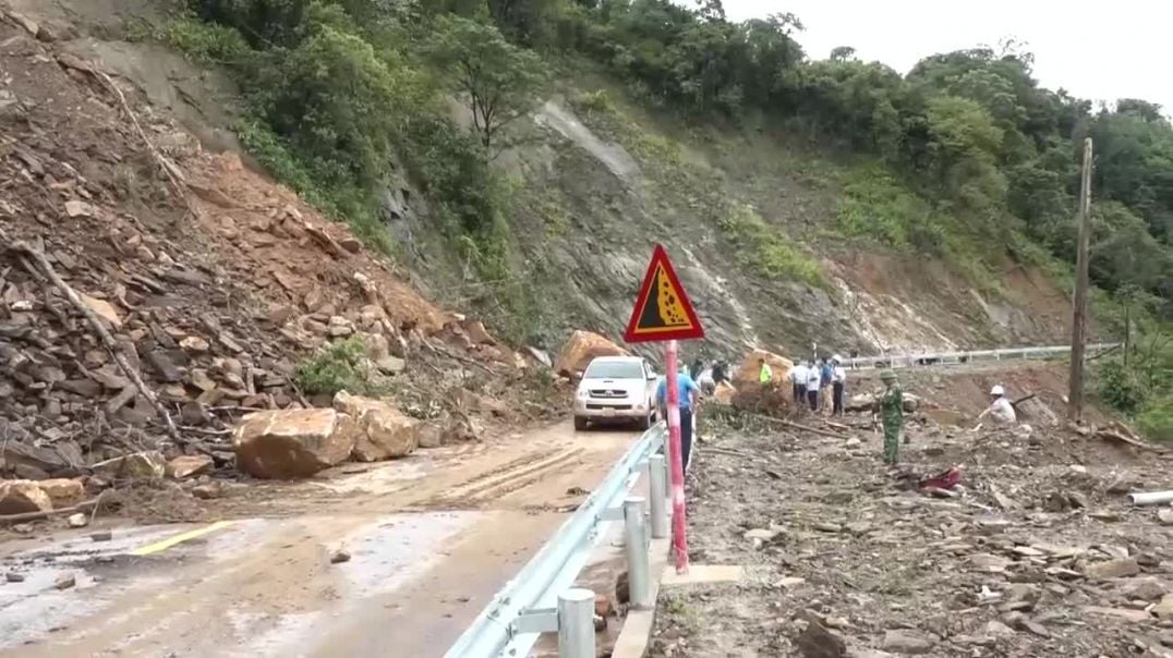 Hà Tĩnh: Nhiều tuyến quốc lộ bị sạt lở do mưa lũ