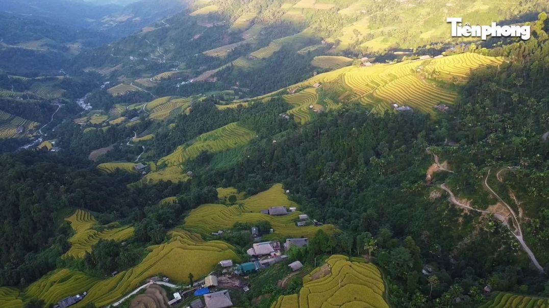 ⁣Mê mẩn khung cảnh tuyệt đẹp ở chân núi Tây Côn Lĩnh