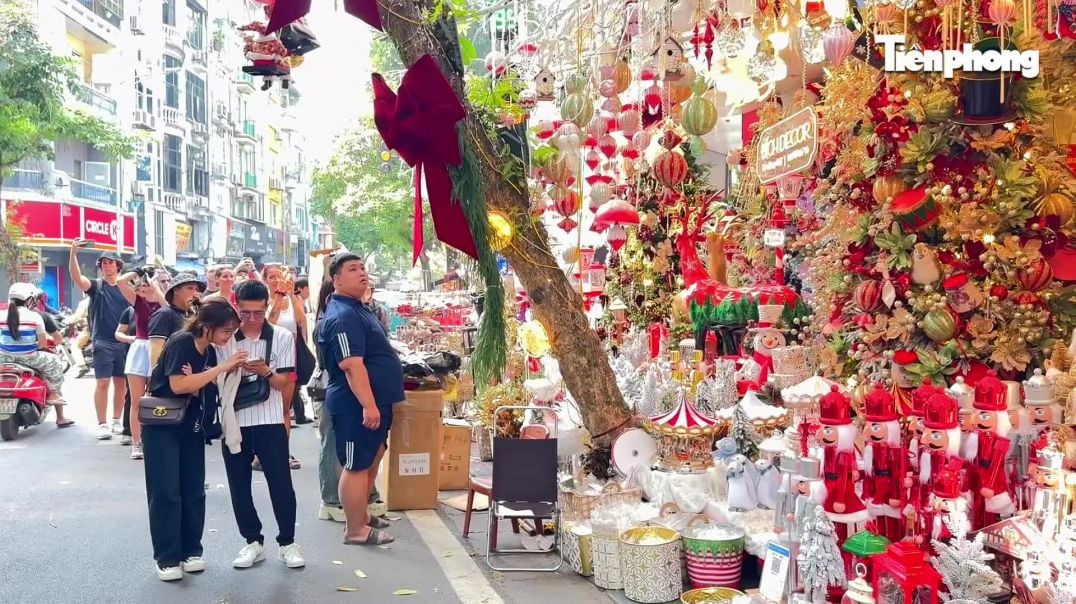 ⁣Trời nắng đẹp, 'nàng thơ' check-in Giáng sinh sớm lung linh sắc màu