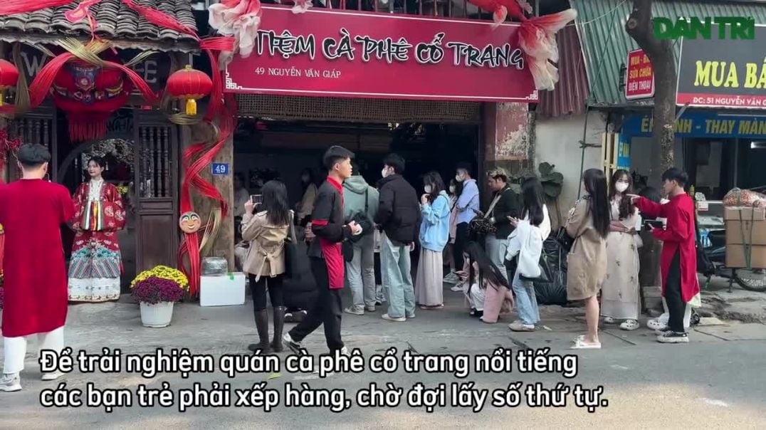 Giới trẻ lấy số thứ tự xếp hàng để vào quán cà phê cổ trang