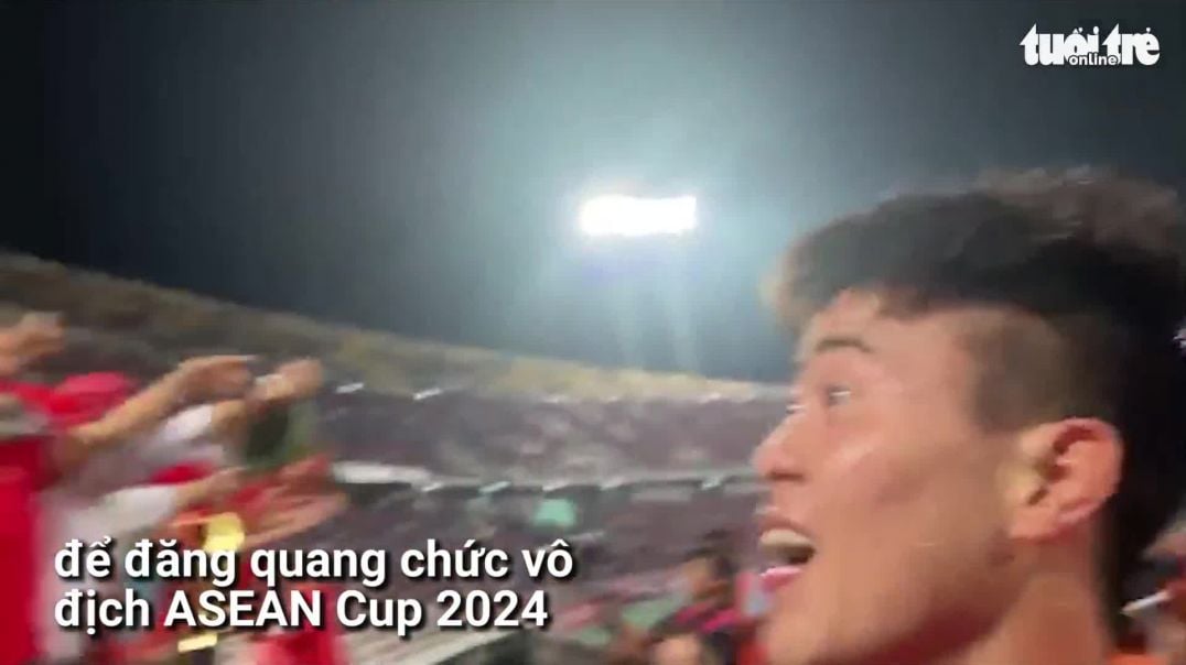 ⁣Tuyển Việt Nam và cổ động viên reo hò khi lên ngôi vô địch ASEAN Cup 2024 tại sân nhà Thái Lan