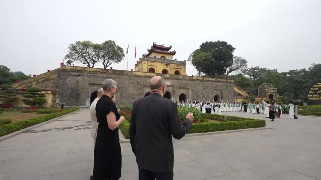 ⁣Đại sứ Canada, New Zealand, Na Uy, Thụy Sĩ hát chúc Tết 'Năm qua đã làm gì'